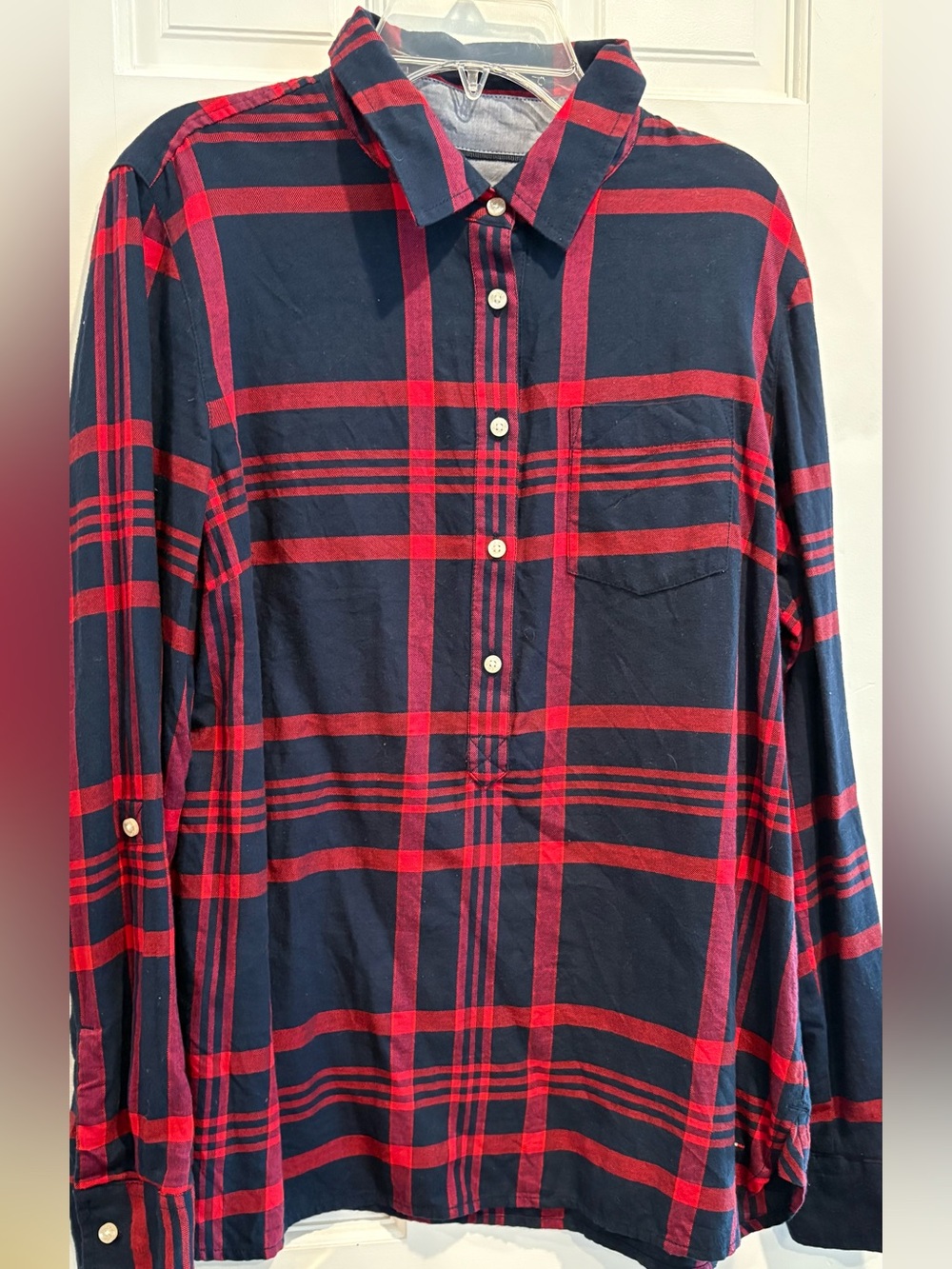 Men’s Button-Front Navy and Red Plaid Shirt. Size M